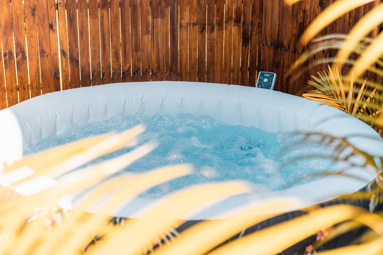 Charmant Chalet Avec Jacuzzi, L'Ile O Vert Saint-Philippe Luaran gambar